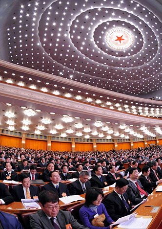 3月3日,中國(guó)人民政治協(xié)商會(huì)議第十一屆全國(guó)委員會(huì)第一次會(huì)議在北京人民大會(huì)堂開(kāi)幕。這是委員們?cè)谡J(rèn)真聽(tīng)會(huì)。