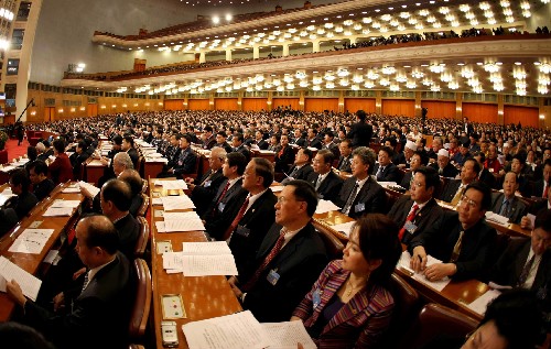 3月3日,中國(guó)人民政治協(xié)商會(huì)議第十一屆全國(guó)委員會(huì)第一次會(huì)議在北京人民大會(huì)堂開(kāi)幕。這是委員們?cè)谡J(rèn)真聽(tīng)會(huì)。 新華社記者 蘭紅光 攝