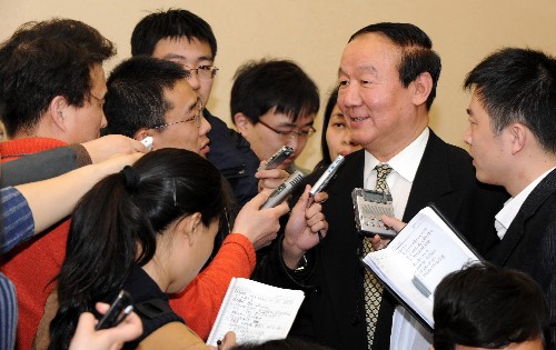 3月4日,參加全國(guó)政協(xié)十一屆一次會(huì)議的體育界委員在駐地進(jìn)行小組討論時(shí),紛紛對(duì)2008年北京奧運(yùn)會(huì)發(fā)表感言。擔(dān)任北京奧組委執(zhí)行副主席的蔣效愚委員在接受記者采訪時(shí)說(shuō),他對(duì)奧運(yùn)會(huì)最大的期盼是圓滿、成功、高水平。