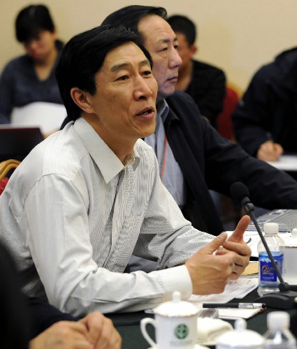 3月4日,參加全國(guó)政協(xié)十一屆一次會(huì)議的體育界委員在駐地進(jìn)行小組討論時(shí),紛紛對(duì)2008年北京奧運(yùn)會(huì)發(fā)表感言。 全國(guó)政協(xié)委員、北京體育大學(xué)校長(zhǎng)楊樺表示,他對(duì)北京奧運(yùn)會(huì)最大的期盼是“中國(guó)文化能給奧運(yùn)增添新的色彩。”