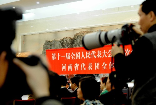 3月6日,十一屆全國(guó)人大一次會(huì)議河南代表團(tuán)全體會(huì)議向中外記者開(kāi)放,境內(nèi)外40余家媒體的近百名記者來(lái)到河南代表團(tuán)會(huì)場(chǎng)采訪。這是攝影記者在會(huì)場(chǎng)采訪。