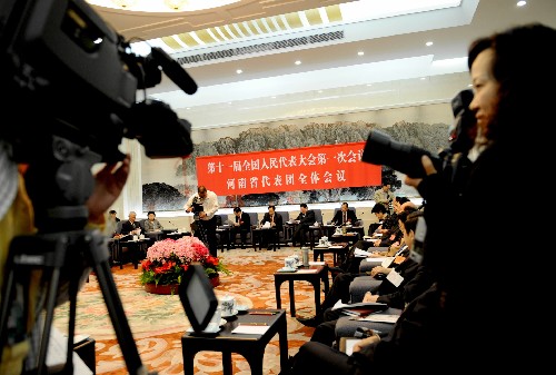 3月6日,十一屆全國(guó)人大一次會(huì)議河南代表團(tuán)全體會(huì)議向中外記者開(kāi)放,境內(nèi)外40余家媒體的近百名記者來(lái)到河南代表團(tuán)會(huì)場(chǎng)采訪。這是記者在會(huì)場(chǎng)采訪拍攝。