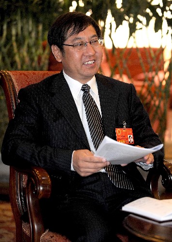 全國人大代表石嘉興(滿族)說,社區(qū)和諧是和諧社會建設(shè)的基礎(chǔ),建設(shè)和諧社區(qū)必須有行之有效的制度進(jìn)行保障,要完善對社區(qū)干部的考核制度,實(shí)行社區(qū)工作人員首問負(fù)責(zé)制和錯辦追究制,社區(qū)干部干得怎么樣,由群眾說了算。