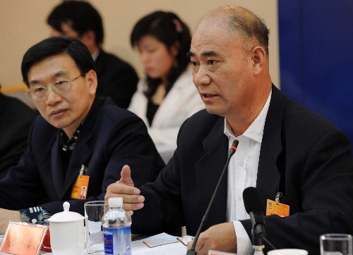 全國政協(xié)委員袁漢民指出,隨著我國經(jīng)濟社會的發(fā)展,一些深層次的社會問題逐漸顯現(xiàn),如教育資源配置的失衡、高校畢業(yè)生就業(yè)難等,正在成為影響和制約和諧社會建設(shè)的重要因素,必須下大氣力從根本上加以解決。