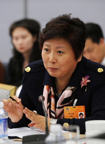 全國政協(xié)委員李玉玲指出,社會保障事業(yè)的發(fā)展任重而道遠(yuǎn),完善的社會保障體系是隨著我國經(jīng)濟的逐步發(fā)展而逐漸形成的。她建議采取一些具體措施,諸如建立平價超市等,保障低收入家庭的基本生活。