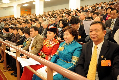 3月11日,十一屆全國(guó)人大一次會(huì)議在北京人民大會(huì)堂舉行第四次全體會(huì)議。這是列席大會(huì)的全國(guó)政協(xié)委員在聽會(huì)。 新華社記者楊宗友攝