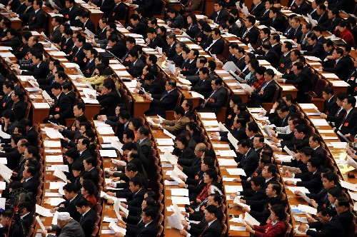 3月11日,十一屆全國(guó)人大一次會(huì)議在北京人民大會(huì)堂舉行第四次全體會(huì)議。這是代表們?cè)诼爼?huì)。 新華社記者楊宗友攝
