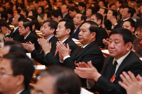 3月11日,十一屆全國(guó)人大一次會(huì)議在北京人民大會(huì)堂舉行第四次全體會(huì)議。會(huì)議經(jīng)過表決,通過十一屆全國(guó)人大一次會(huì)議選舉和決定任命的辦法后,代表們鼓掌慶祝。新華社記者鞠鵬攝