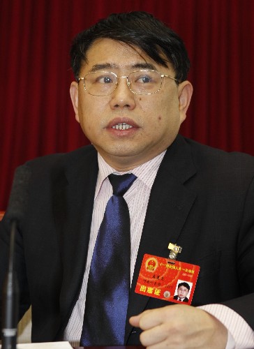 來(lái)自河南的全國(guó)人大代表朱夏炎說(shuō),網(wǎng)絡(luò)等新媒體的迅速發(fā)展,正在深刻影響著人民群眾的精神文化生活。從建設(shè)社會(huì)主義核心價(jià)值體系的大局出發(fā),我們需要加強(qiáng)對(duì)主流網(wǎng)絡(luò)媒體的投入和建設(shè),確保網(wǎng)絡(luò)文化的健康發(fā)展。 新華社記者 朱祥 攝