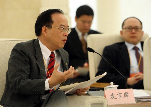 來自香港的全國人大代表馬逢國(左)就博物館免費(fèi)開放等文化藝術(shù)發(fā)展問題發(fā)表看法說,博物館的免費(fèi)開放將會讓更多的百姓受到文化熏陶,是一件大好事。新華社記者 劉衛(wèi)兵 攝