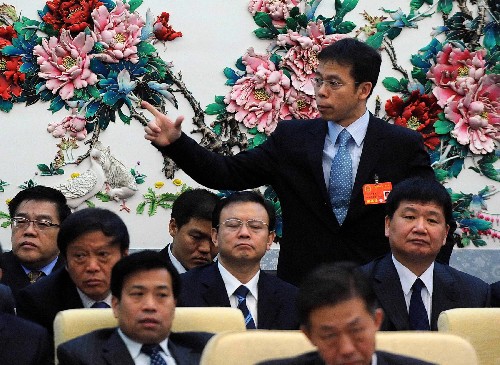 全國(guó)人大代表、河北秦皇島市代市長(zhǎng)朱浩文(后立者)說(shuō),秦皇島市是沿海旅游城市,應(yīng)借助奧運(yùn)會(huì)帶來(lái)的機(jī)會(huì),做大做強(qiáng)旅游業(yè)等傳統(tǒng)優(yōu)勢(shì)產(chǎn)業(yè),加速產(chǎn)業(yè)換代升級(jí),落實(shí)“綠色奧運(yùn)、科技奧運(yùn)、人文奧運(yùn)”的理念,發(fā)展“高科技、低能耗、無(wú)污染”產(chǎn)業(yè),促進(jìn)經(jīng)濟(jì)由粗放擴(kuò)張型向精細(xì)集約型轉(zhuǎn)變。 新華社記者 高潔 攝