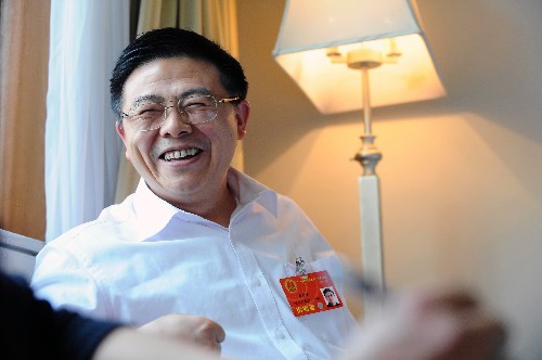 全國(guó)人大代表、湖北省隨州市市長(zhǎng)李紅云說(shuō),隨州市在探索“大部門制”方面已走過(guò)七年的歷程,進(jìn)行了有益的探索。目前,隨州市機(jī)構(gòu)人員精減了,部門辦事效率也提高了。 新華社記者 李濤 攝