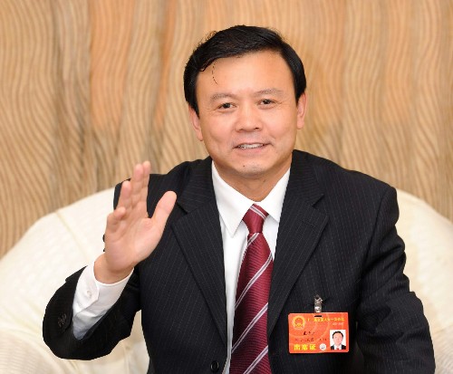 全國(guó)人大代表、河北承德市代市長(zhǎng)張古江認(rèn)為,生態(tài)文明強(qiáng)調(diào)人與自然的和諧相處,是科學(xué)發(fā)展觀的重要內(nèi)涵。承德是阻擋風(fēng)沙南侵京津的最后屏障和京津生產(chǎn)生活用水的重要水源地,把風(fēng)沙阻在承德,把清水送往京城,已成為承德光榮而艱巨的任務(wù)。要學(xué)會(huì)并自覺保護(hù)自然、補(bǔ)償自然,與自然和諧相處,為京津筑造良好的生態(tài)屏障, 新華社記者 高潔 攝