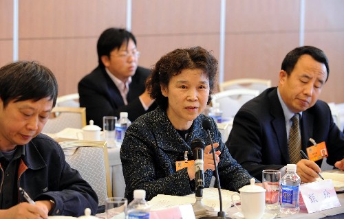 全國(guó)政協(xié)委員甄珍說(shuō),建設(shè)服務(wù)型政府,首先要轉(zhuǎn)變從政理念,其次要建立完善的問(wèn)責(zé)機(jī)制。新華社記者 饒愛(ài)民 攝