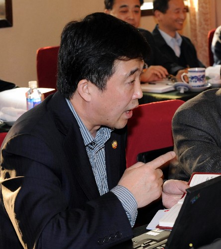 全國政協(xié)委員、中國運(yùn)載火箭技術(shù)研究院黨委書記兼副院長梁小虹說,中國正在研制的大推力運(yùn)載火箭長征五號有望于2014年后發(fā)射月球車、大衛(wèi)星和空間站。設(shè)在天津?yàn)I海新區(qū)的火箭產(chǎn)業(yè)化制造基地,按照年生產(chǎn)12發(fā)大推力火箭當(dāng)量建設(shè),它的建成將可以滿足未來國際和國內(nèi)衛(wèi)星發(fā)射市場的需要。 新華社記者 宋振平 攝