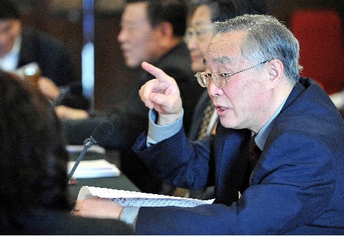 全國政協(xié)委員、中國繞月探測工程總指揮欒恩杰透露,嫦娥一號衛(wèi)星運(yùn)行正常,目前狀況一切良好。欒恩杰認(rèn)為,嫦娥一號帶動(dòng)了基礎(chǔ)科學(xué)的進(jìn)步,增強(qiáng)了對月球表面和內(nèi)部結(jié)構(gòu)的了解,推動(dòng)了我國運(yùn)載火箭技術(shù)、衛(wèi)星技術(shù)、軌道技術(shù)、環(huán)境試驗(yàn)技術(shù)等多方面的發(fā)展。 新華社記者 宋振平 攝