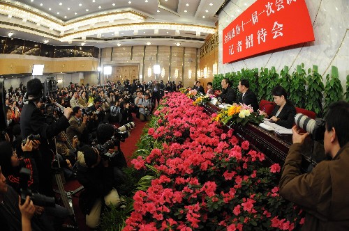 3月12日,全國(guó)政協(xié)十一屆一次會(huì)議在北京人民大會(huì)堂舉行記者招待會(huì),主題是“政協(xié)委員談奧運(yùn)”。 新華社記者 宋振平 攝
