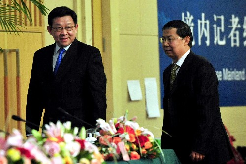3月12日,十一屆全國人大一次會議在大會新聞中心舉行集體采訪,商務部部長陳德銘等就中國外經(jīng)貿(mào)情況回答中外記者提問。這是商務部部長陳德銘(左)步入會場。 新華社記者 劉泉龍 攝