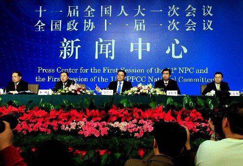 3月12日,十一屆全國人大一次會議在大會新聞中心舉行集體采訪,商務部部長陳德銘等就中國外經(jīng)貿(mào)情況回答中外記者提問。 新華社記者 劉泉龍 攝