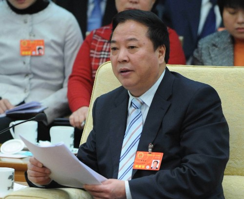 來自河北的全國人大代表冀純堂說,節(jié)能減排是建設(shè)資源節(jié)約型、環(huán)境友好型社會,落實科學(xué)發(fā)展觀的重點。石家莊是河北省省會,同時也是一座工業(yè)城市。水泥、鋼鐵等產(chǎn)業(yè)在石家莊經(jīng)濟中占有較大比重,都是排污大戶,這使得石家莊在環(huán)保方面面臨較大的壓力,但我們的口號是:寧可經(jīng)濟速度緩一點,也要擠掉污濁的GDP。 新華社記者 高潔 攝