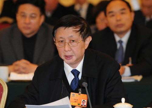 全國政協(xié)委員王玉慶說,我國正處于加速實現(xiàn)工業(yè)化的過程中,環(huán)境資源問題越來越突出,成為制約全面建設(shè)小康社會的瓶頸。過去新技術(shù)研發(fā)強調(diào)的是提高勞動生產(chǎn)率,現(xiàn)在應(yīng)強調(diào)提高資源生產(chǎn)率和環(huán)境承載力,開發(fā)綠色技術(shù),把握未來技術(shù)發(fā)展的方向,占領(lǐng)環(huán)境友好、資源節(jié)約的綠色技術(shù)制高點。 新華社記者 黃敬文 攝