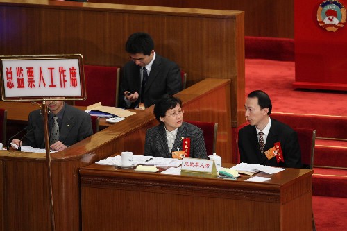3月13日,全國政協(xié)十一屆一次會議在北京人民大會堂舉行第四次全體會議,選舉十一屆全國政協(xié)主席、副主席、秘書長和常務委員。這是總監(jiān)票人工作席。新華社記者 龐興雷 攝