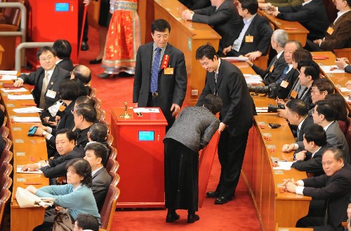3月13日,全國政協(xié)十一屆一次會議在北京人民大會堂舉行第四次全體會議,選舉十一屆全國政協(xié)主席、副主席、秘書長和常務委員。這是工作人員在檢查票箱。新華社記者李學仁攝