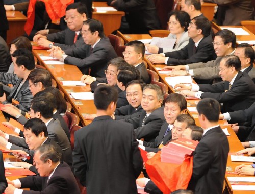 3月13日,全國政協(xié)十一屆一次會議在北京人民大會堂舉行第四次全體會議,選舉十一屆全國政協(xié)主席、副主席、秘書長和常務委員。這是工作人員在發(fā)選票。新華社記者 李學仁 攝