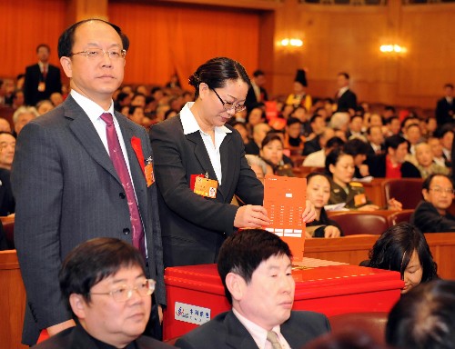 3月13日,全國政協(xié)十一屆一次會議在北京人民大會堂舉行第四次全體會議,選舉十一屆全國政協(xié)主席、副主席、秘書長和常務委員。這是委員在投票。新華社記者 黃敬文 攝