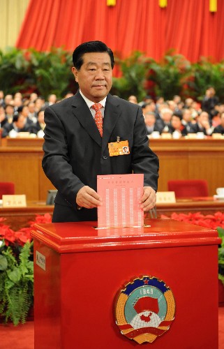 3月13日,全國政協(xié)十一屆一次會(huì)議在北京人民大會(huì)堂舉行第四次全體會(huì)議,選舉十一屆全國政協(xié)主席、副主席、秘書長和常務(wù)委員。這是全國政協(xié)十一屆一次會(huì)議主席團(tuán)會(huì)議主持人賈慶林在投票。 新華社記者 馬占成 攝