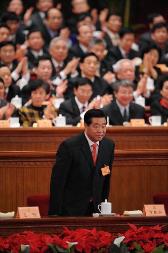 3月13日,全國政協(xié)十一屆一次會(huì)議在北京人民大會(huì)堂舉行第四次全體會(huì)議,選舉十一屆全國政協(xié)主席、副主席、秘書長和常務(wù)委員。這是賈慶林當(dāng)選政協(xié)第十一屆全國委員會(huì)主席后向委員致意。新華社記者 饒愛民 攝