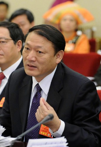 來(lái)自廣西的全國(guó)人大代表邵力平建議,西部地區(qū)占國(guó)土面積的70%,但是2.7萬(wàn)公里的鐵路運(yùn)營(yíng)里程僅為全國(guó)的35%,而且標(biāo)準(zhǔn)較低。他建議增加中央財(cái)政預(yù)算內(nèi)支出和國(guó)債資金對(duì)西部鐵路基礎(chǔ)設(shè)施建設(shè)的投入,同時(shí)對(duì)一些政策性虧損線路給予適當(dāng)財(cái)政補(bǔ)貼。 新華社記者 王建華 攝