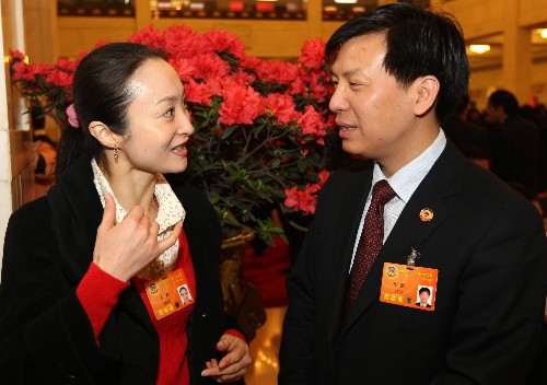 全國(guó)政協(xié)委員陳凱(右)認(rèn)為,在大力推進(jìn)中西部發(fā)展的過(guò)程中,要統(tǒng)籌好重點(diǎn)工程項(xiàng)目是否符合資源節(jié)約型、環(huán)境友好型的社會(huì)要求,切不可以犧牲環(huán)保的長(zhǎng)遠(yuǎn)利益為代價(jià)發(fā)展經(jīng)濟(jì)。 全國(guó)政協(xié)委員山翀(左)建議,繼續(xù)推進(jìn)藝術(shù)高等教育在西部的特殊招生政策和畢業(yè)生在西部就業(yè)的鼓勵(lì)性政策,以有效縮小藝術(shù)高等教育的東西部差距。 新華社記者 龐興雷 攝