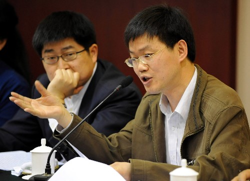 全國政協(xié)委員吳仁彪就加強高校畢業(yè)生就業(yè)指導(dǎo)和服務(wù)工作提出建議,希望國家制定相關(guān)法律法規(guī),避免大學(xué)生在就業(yè)過程中遭受“校別歧視”。 新華社記者 宋振平 攝