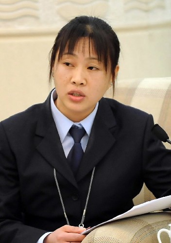 來自廣東的全國人大代表胡小燕建議,政府應(yīng)當(dāng)制定有效的政策讓農(nóng)民工能夠融入工作所在地的社會環(huán)境,要逐步提高農(nóng)民工的收入,加強對女性農(nóng)民工的安全保護。 新華社記者 李學(xué)仁 攝