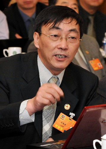 全國政協(xié)委員王旭東說,公立醫(yī)院不能以贏利為目的,中國有自己的國情,國家大、百姓收入低,公立醫(yī)療機構(gòu)要為百姓提供優(yōu)質(zhì)、廉價的基本公共衛(wèi)生服務(wù)。 新華社記者 宋振平 攝