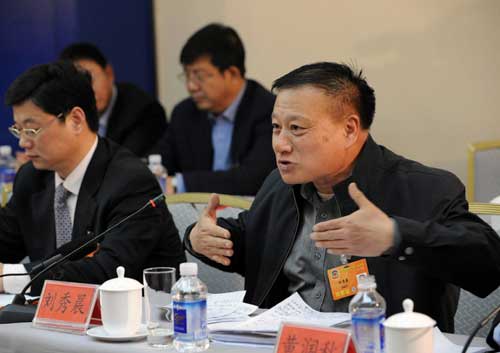 全國政協(xié)委員劉秀晨發(fā)言指出,建設環(huán)境友好型社會,改善我們的生存環(huán)境是科學發(fā)展觀的必然要求。保護生態(tài),綠化環(huán)境,要以科學發(fā)展觀為指導,遵守自然規(guī)律,實事求是,不宜搞奢華工程,而應倡導節(jié)約型園林建設。