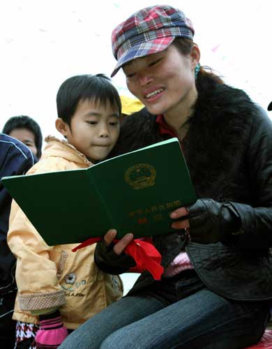 “今年中央財(cái)政安排‘三農(nóng)’支出5625億元,比上年增加1307億元。”溫家寶總理在政府工作報(bào)告中宣布的這一惠農(nóng)新舉措,成為連日來兩會(huì)會(huì)場(chǎng)上代表委員們熱議的亮點(diǎn)。圖為2008年2月14日,海南省澄邁縣一位林農(nóng)領(lǐng)到新頒發(fā)的林權(quán)證。當(dāng)日,海南省澄邁縣舉行第一批林權(quán)證發(fā)放儀式,在新年為林農(nóng)送上了“定心”大紅包。