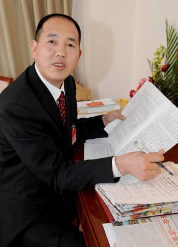 被農(nóng)民稱為“貼心大哥”的深圳市全順人力資源開發(fā)有限公司總經(jīng)理張全收是新當選的全國人大代表,這是他在駐地修改準備提出的建議。張全收準備就如何保護農(nóng)民工合法權(quán)益問題提出建議。 新華社記者朱祥攝