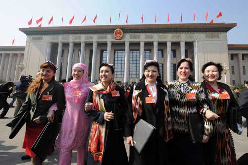 在十一屆全國人大一次會議和全國政協(xié)十一屆一次會議上,女代表女委員、境內(nèi)外女記者和為兩會服務(wù)的女工作人員在各自的崗位上盡職盡責(zé),展現(xiàn)美麗的風(fēng)采。 這是幾名參加十一屆全國人大一次會議的女代表在北京人民大會堂前。 新華社記者 楊宗友 攝