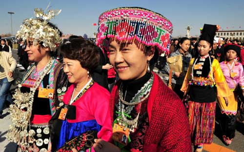 這是幾名少數(shù)民族女全國政協(xié)委員走向人民大會堂。 新華社記者 劉泉龍 攝