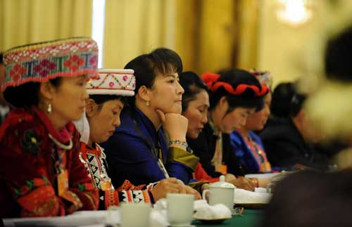 這是藏族女委員宗庸卓瑪(左三)在小組討論中認(rèn)真聽取其他委員發(fā)言。 新華社記者黃敬文攝
