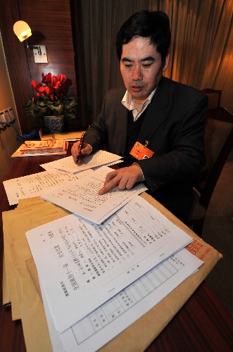 3月1日,全國政協(xié)委員湯建人在駐地修改提案。他準備了“加強公眾應(yīng)急知識普及 提高全民抗災(zāi)能力”“關(guān)于加強對南方離子型稀土資源保護與合理開發(fā)利用的建議”等22個提案。新華社記者 宋振平 攝