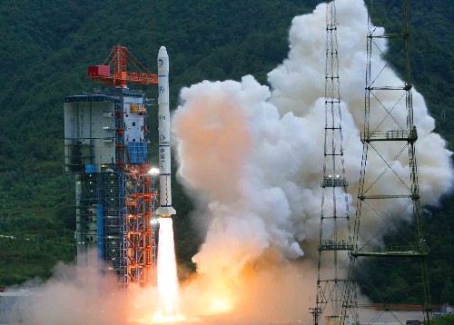 這是2007年10月24日18時(shí)05分,搭載著我國(guó)首顆探月衛(wèi)星嫦娥一號(hào)的長(zhǎng)征三號(hào)甲運(yùn)載火箭在西昌衛(wèi)星發(fā)射中心三號(hào)塔架點(diǎn)火發(fā)射。 新華社發(fā)