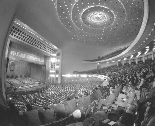 1978年,黨的十一屆三中全會(huì)開啟了改革開放新時(shí)期。這次具有重大歷史意義的會(huì)議提出,為了保障人民民主,必須加強(qiáng)社會(huì)主義法制,使民主制度化、法律化,使這種制度和法律具有穩(wěn)定性、連續(xù)性和極大的權(quán)威。30年來(lái),全國(guó)人大及其常委會(huì)認(rèn)真落實(shí)憲法規(guī)定,為國(guó)家制定了一批重要法律,為我國(guó)的改革開放事業(yè)提供了堅(jiān)實(shí)的制度和法律保障。 經(jīng)過(guò)30年的努力,在依法治國(guó),建設(shè)社會(huì)主義法治國(guó)家目標(biāo)的指引下,社會(huì)主義民主的制度化、規(guī)范化和程序化不斷加強(qiáng),以憲法為核心的中國(guó)特色社會(huì)主義法律體系基本形成,國(guó)家政治、經(jīng)濟(jì)、文化、社會(huì)生活的主要方面基本做到了有法可依。 這是1982年12月10日,五屆全國(guó)人大五次會(huì)議在北京人民大會(huì)堂閉幕。1982年12月4日,五屆全國(guó)人大五次會(huì)議通過(guò)了全面反映新時(shí)期黨和人民共同意志的新憲法。 新華社發(fā)