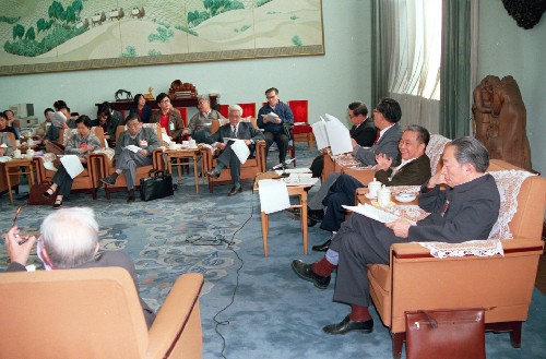 這是1989年3月30日,七屆全國(guó)人大法律委員會(huì)在北京人民大會(huì)堂舉行會(huì)議,匯總各代表團(tuán)對(duì)行政訴訟法等的意見,進(jìn)行研究分析。改革開放以來(lái),行政訴訟法、行政處罰法、行政復(fù)議法、行政許可法相繼頒行,全面推進(jìn)我國(guó)依法行政,建設(shè)法治政府的步伐。 新華社發(fā)