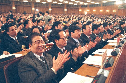 這是1999年3月15日,出席九屆全國(guó)人大二次會(huì)議的代表們熱烈鼓掌,慶祝鄧小平理論和“依法治國(guó)”寫入憲法。新華社發(fā)