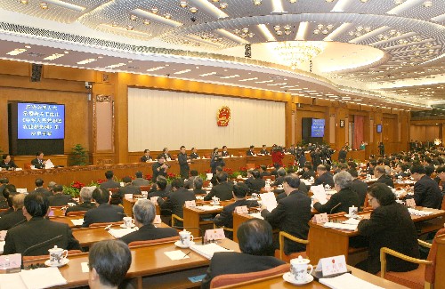 這是2005年12月29日,十屆全國(guó)人大常委會(huì)第十九次會(huì)議在北京人民大會(huì)堂閉會(huì)。會(huì)議經(jīng)過(guò)表決,通過(guò)全國(guó)人大常委會(huì)關(guān)于廢止農(nóng)業(yè)稅條例的決定。新中國(guó)實(shí)施了近50年的農(nóng)業(yè)稅條例被依法廢止,一個(gè)在我國(guó)延續(xù)兩千多年的稅種宣告終結(jié)。新華社發(fā)