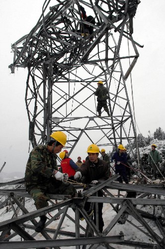 圖為電力職工在湖南衡陽(yáng)拆除被冰雪壓垮的電力鐵塔(資料照片)。 新華社記者高潔、王優(yōu)玲報(bào)道