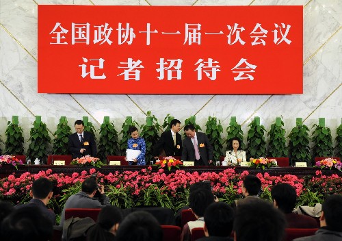 3月8日,全國政協(xié)十一屆一次會(huì)議在北京人民大會(huì)堂舉行記者招待會(huì),主題是“新階層人士談社會(huì)責(zé)任”。劉迎霞、劉紅宇、徐冠巨、王健林、韓方明等5位全國政協(xié)委員回答記者提問。這是5位委員進(jìn)入會(huì)場。新華社記者 黃敬文 攝